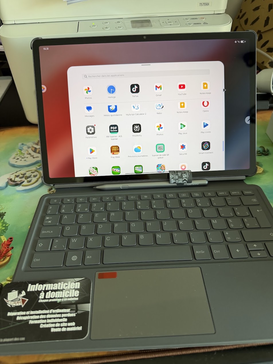 Une tablette Lenovo avec clavier pour un client